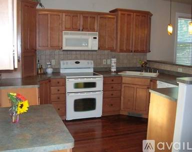 Main picture of 1231 W Grand Ave
