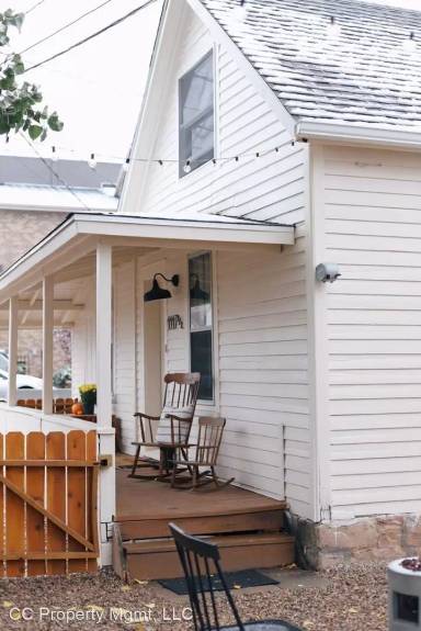Main picture of 1117 1/2 Saint Joseph St