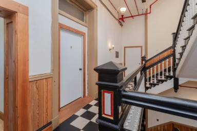 Main picture of 13 W Beverley St