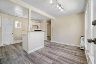Main picture of 1060 E 6th St