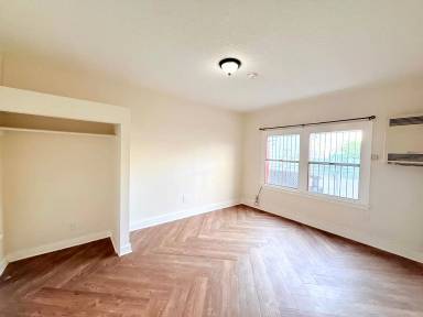 Main picture of 1614 N Kenmore Ave