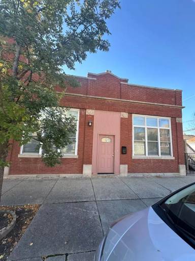 Main picture of 5200 W Roscoe St