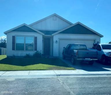 Main picture of 905 Rocky Ave NE