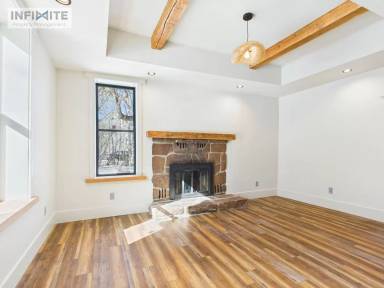 Main picture of 1423 W Babcock St