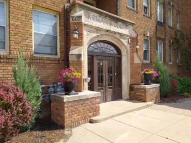 Main picture of 600 W Franklin Ave