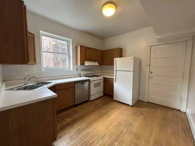 Main picture of 1216 W Addison St