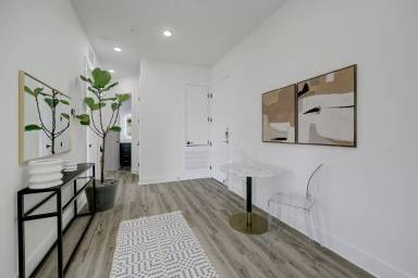 Main picture of University Oaks