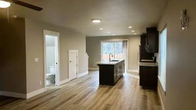 Main picture of 404-410 W Umpqua St