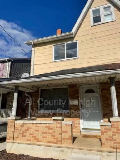 Main picture of 37 N Front St