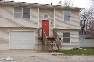 Main picture of 900 N Dodge St