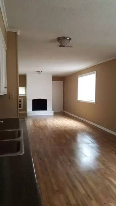 Main picture of 1390 Grand St
