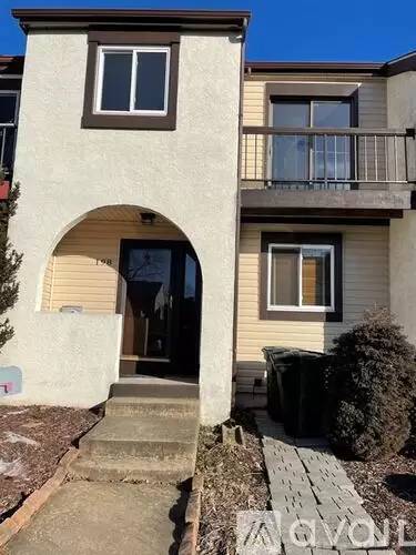 Main picture of 198 Monroe Ct