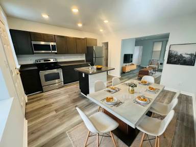 Main picture of 6064 Regent St