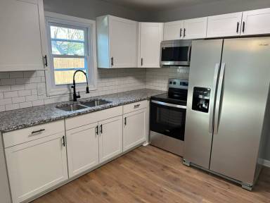 Main picture of 123 S Sam Davis Ave