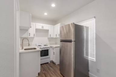 Main picture of 2412 E Monroe St Apartments