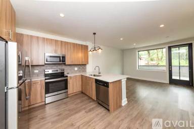 Main picture of 2111 S Halsted St