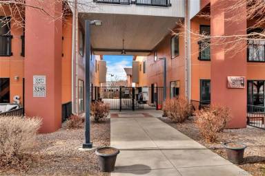 Main picture of 3245 Blake St