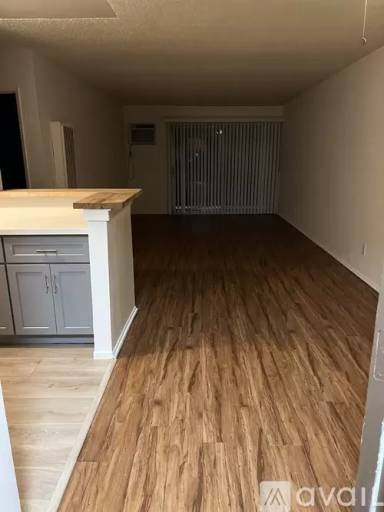 Main picture of 18433 Collins St