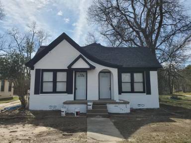 Main picture of 1409 E Front St