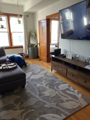 Main picture of 2024 W Chicago Ave