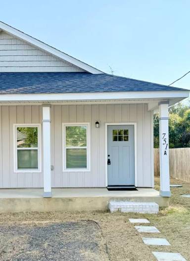 Main picture of 751 W Lloyd St