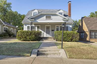 Main picture of 1831 E 17th Pl