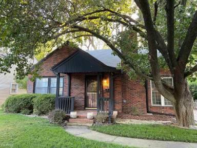 Main picture of 1651 N Hood St