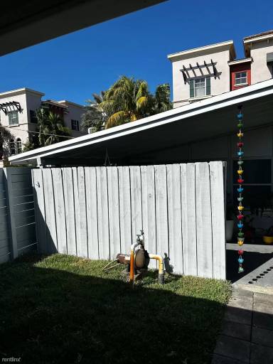 Main picture of 1020 NE 17th Way