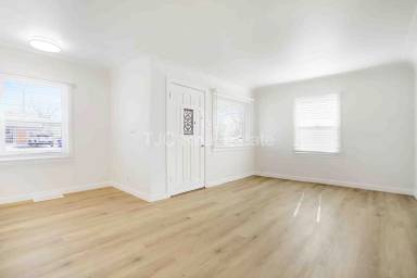 Main picture of 1741 Newark St