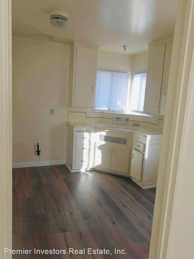 Main picture of 1058 1/2 S Norton Ave