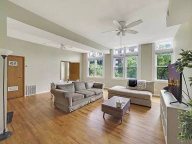 Main picture of 4942 N Sheridan Rd