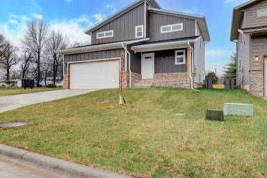 Main picture of 2640 N Prospect Ave
