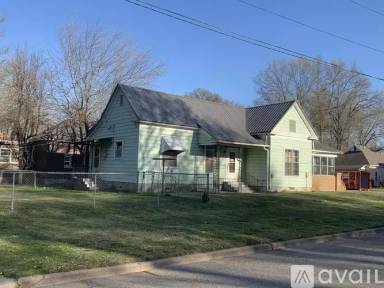 Main picture of 422 W 8th St