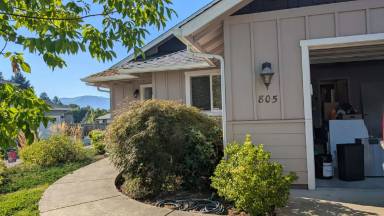 Main picture of 805 NW Cooke Ave