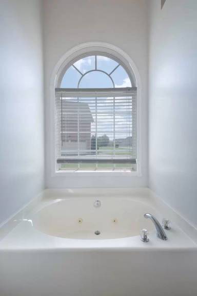 Main picture of 100 Strathmore Ct