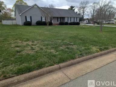 Main picture of 825 Lake Dr