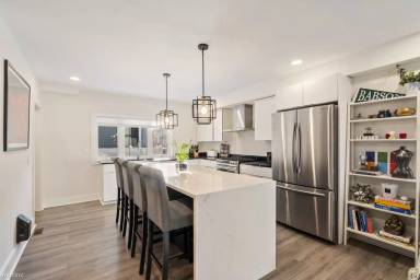 Main picture of 169 W 9th St