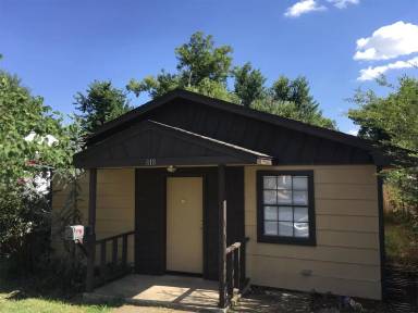 Main picture of 818 Poplar Ave