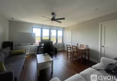 Main picture of 521 W Jefferson St