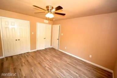 Main picture of 3215 Clarksville St