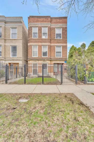 Main picture of 2946 N Rockwell St
