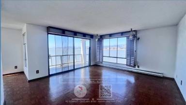 Main picture of 8 Commodore Dr