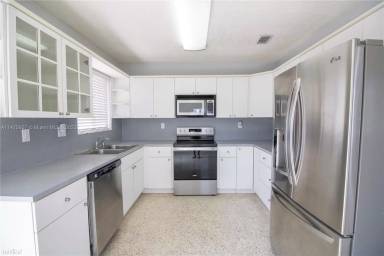 Main picture of 3260 SW 67th Ave
