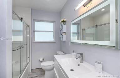 Main picture of 1644 Washington St