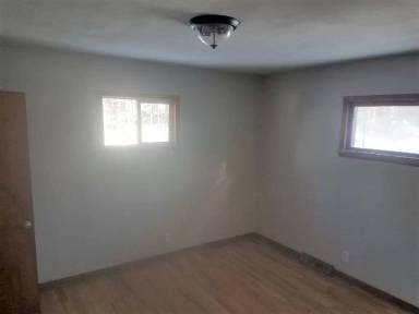 Main picture of 1000 E King Rd