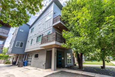 Main picture of 930 W Craig Pl