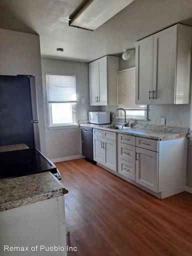 Main picture of 902 E 10th St
