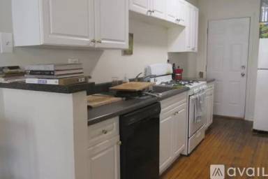 Main picture of 724 W Roscoe St