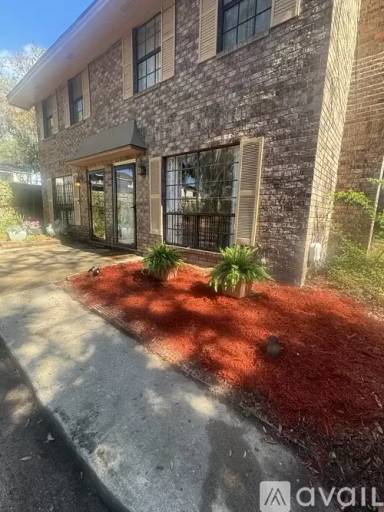 Main picture of 2220 E Victory Dr