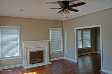 Main picture of 2935 Russ St